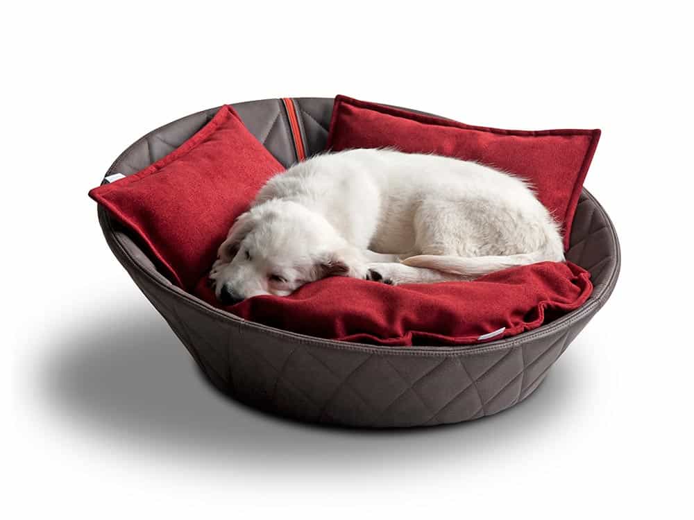 Round leather dog basket with square quilting from pet-interiors.